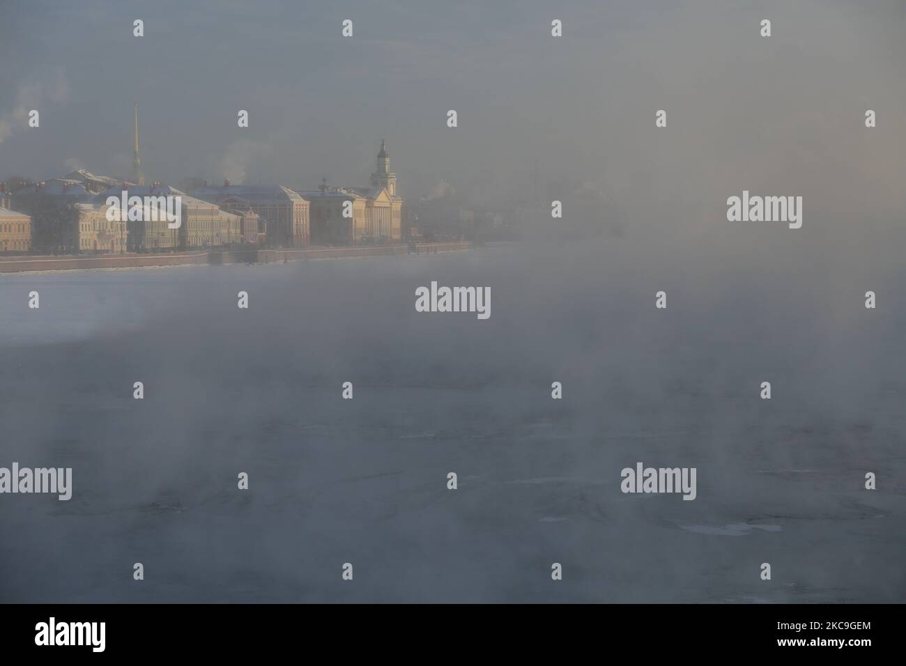 Nebbia sul fiume Neva congelato a San Pietroburgo. La temperatura dell'aria è scesa a -27 gradi. (Foto di Valya Egorshin/NurPhoto) Foto Stock