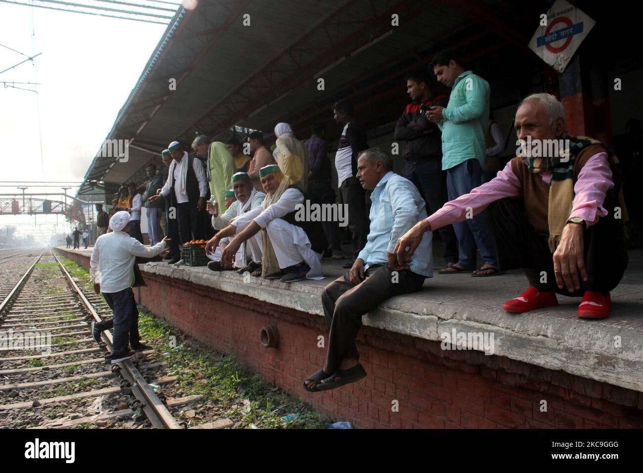 Gli agricoltori bloccano i servizi ferroviari come parte della loro protesta contro le leggi agricole, alla stazione ferroviaria modi Nagar a Ghaziabad, Utttar Pradesh, India, il 18 febbraio 2021. Migliaia di agricoltori protestanti hanno bloccato i treni seduti sulle rotaie in alcune parti del nord dell’India per amplificare la loro richiesta di abrogare nuove leggi agricole che hanno scatenato mesi di massicce proteste. (Foto di Mayank Makhija/NurPhoto) Foto Stock