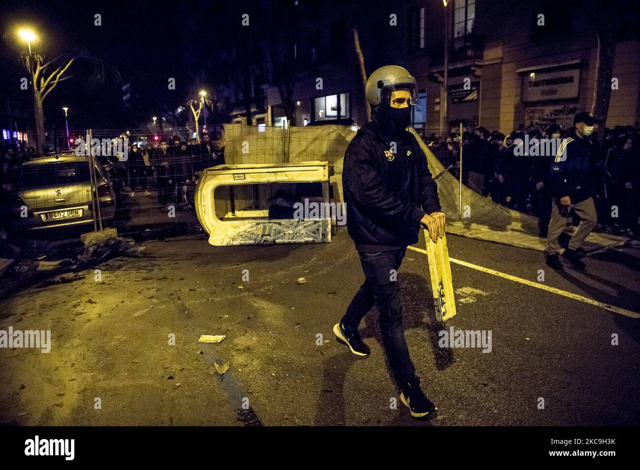 Protesta contro l'incarcerazione del cantante rap Pablo Hasel, a Barcellona, in Spagna, il 18 febbraio 2021. Sei arrestati e uno gravemente ferito nella terza notte di proteste e scontri tra i giovani e la polizia di Barcellona contro l'incarcerazione del cantante rap Pablo Hasel. (Foto di Albert Llop/NurPhoto) Foto Stock