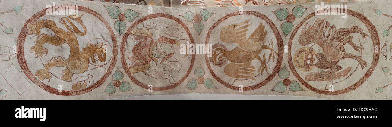 Affreschi di animali simbolo dei quattro evangelisti in medaglioni nella chiesa di Fanefjord, Danimarca, 10 ottobre 2022 Foto Stock