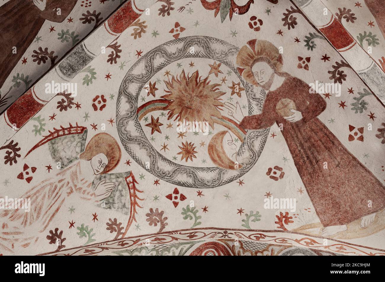 Dio crea il sole, la luna e l'arcobaleno, affresco nella chiesa di Fanefjord, Danimarca, 10 ottobre 2022 Foto Stock