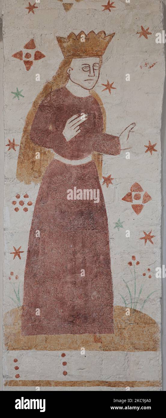 Donna con una corona, un muro dipinto di 500 anni su un pilastro nella chiesa di Fanefjord, Danimarca, 10 ottobre 2022 Foto Stock