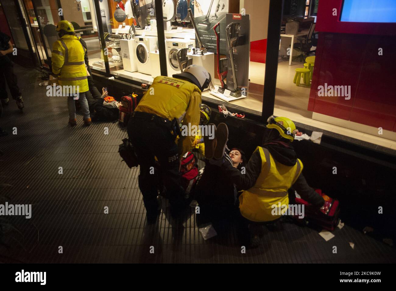 Un dimostratore ferito, a Barcellona, in Spagna, il 16 febbraio 2021. Violente proteste di strada sono scoppiate in alcune città spagnole dopo l'arresto della polizia e l'invio del rapper Pablo Hasel in prigione per i suoi testi. (Foto di Charlie Perez/NurPhoto) Foto Stock