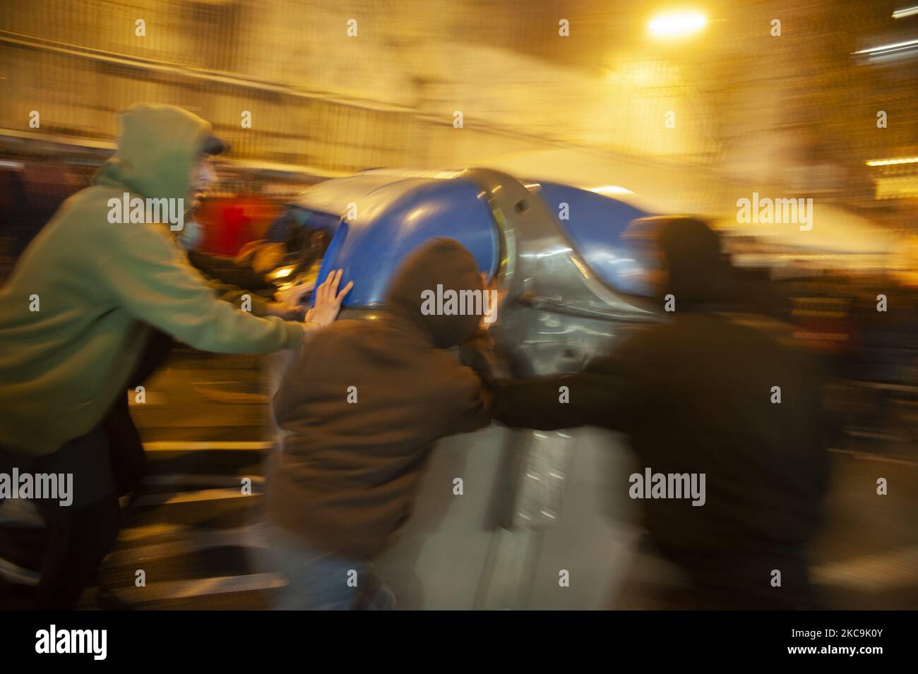 Diversi manifestanti fanno barricate per affrontare la polizia, a Barcellona, in Spagna, il 16 febbraio 2021. Violente proteste di strada sono scoppiate in alcune città spagnole dopo l'arresto della polizia e l'invio del rapper Pablo Hasel in prigione per i suoi testi. (Foto di Charlie Perez/NurPhoto) Foto Stock