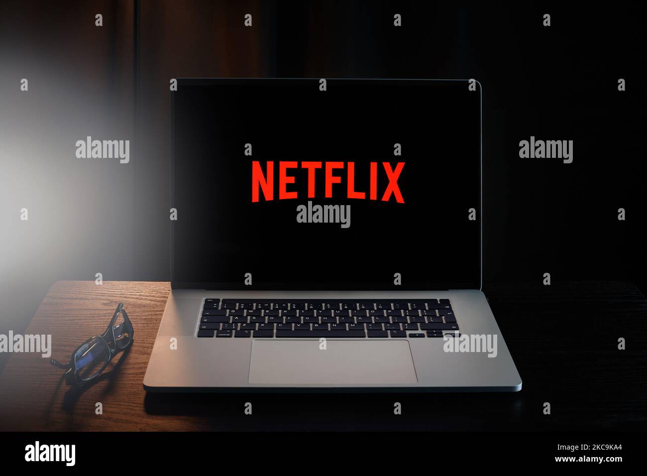 Netflix sullo schermo del notebook. Servizio di streaming Foto Stock