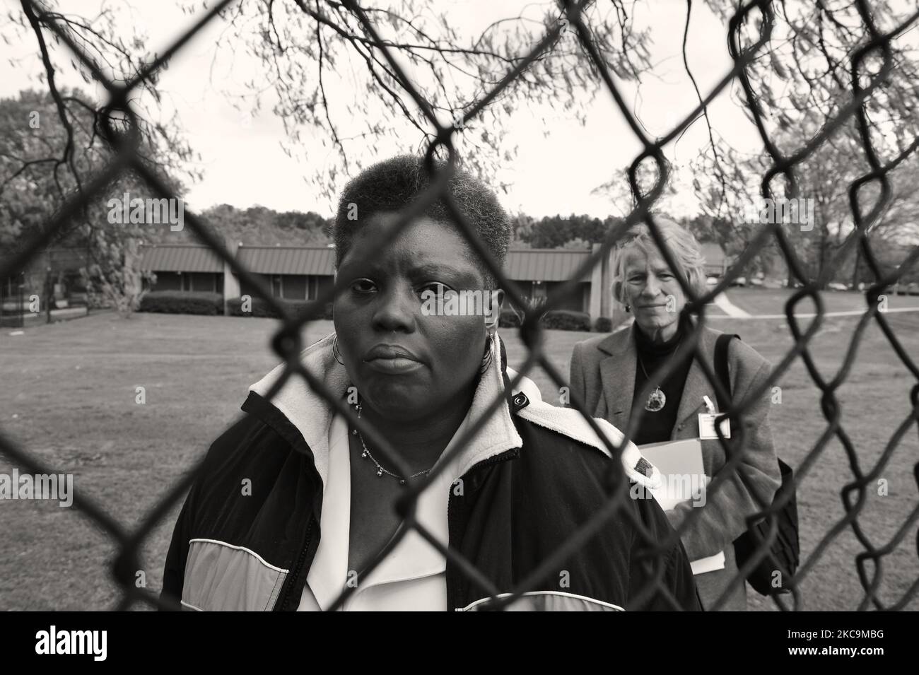 Decatur, Georgia, Stati Uniti. 7th Apr, 2008. LOIS CURTIS al Georgia Regional Hospital dove è stata costretta a vivere per decenni. Fu una delle due donne con disabilità dello sviluppo che divenne il catalizzatore per la decisione della Corte Suprema degli Stati Uniti Olmstead nel 1999, che insegni agli stati di servire gli individui con disabilità intellettuali nelle comunità piuttosto che segregarli e isolarli nelle istituzioni statali. Viene fotografata con Susan Jamieson, avvocato di Atlanta che ha rappresentato il suo caso alla Corte Suprema. (Credit Image: © Robin Rayne/ZUMA Press Wire) Foto Stock