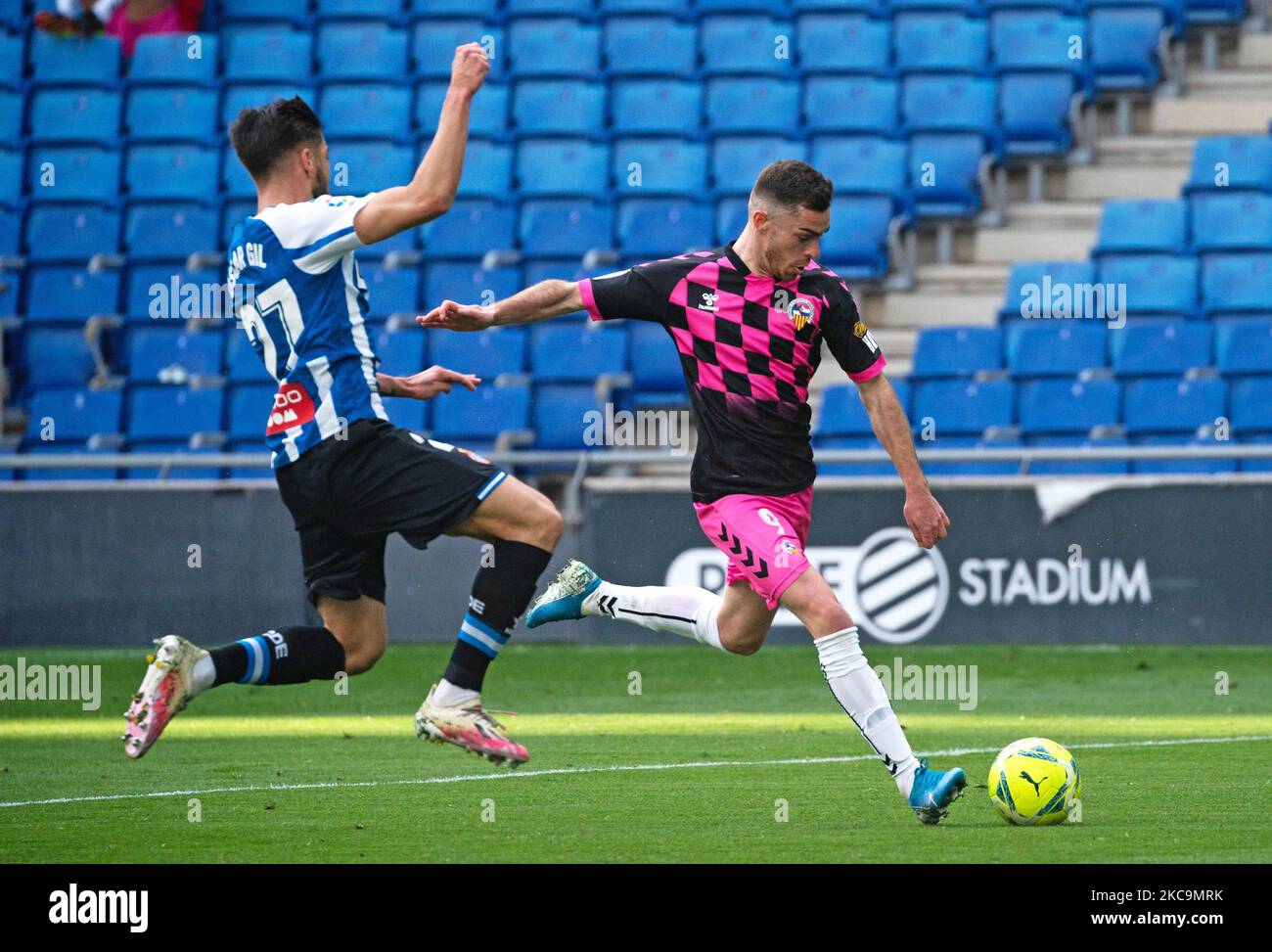 Juan Hernandez e Oscar Gil durante la partita tra RCD Espanyol e CE Sabadell FC, corrispondente alla settimana 26 della Liga Smartbank, disputata allo stadio RCDE il 20th febbraio 2021, a Barcellona, Spagna. -- (Foto di Urbanandsport/NurPhoto) Foto Stock