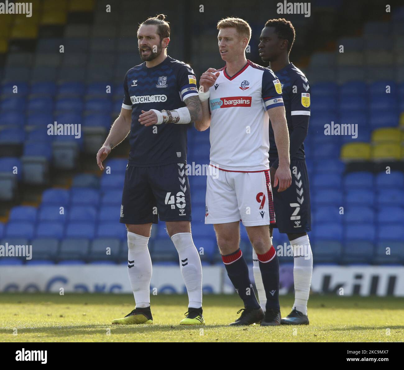 L-R John White di Southend United e Bolton Wanderers' Eoin Doyle durante Sky Bet League Two tra Southend United e Bolton Wanderers al Roots Hall Stadium , Southend, Regno Unito il 20th febbraio 2021 (Photo by Action Foto Sport/NurPhoto) Foto Stock