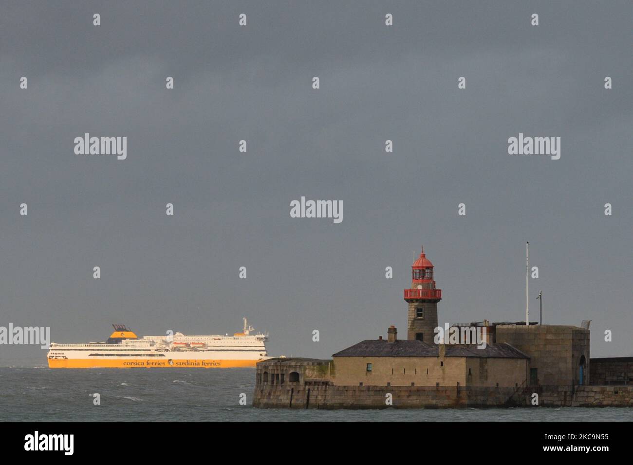 Corsica Ferries - Sardinia Ferries traghetto visto dal Molo Est a Dun Laoghaire durante il livello 5 Covid-19 Lockdown. Sabato 20 febbraio 2021, a Dún Laoghaire, Dublino, Irlanda. (Foto di Artur Widak/NurPhoto) Foto Stock