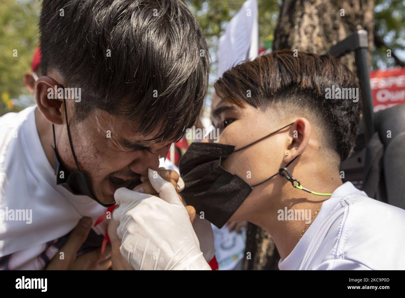 Migliaia di cittadini del Myanmar si sono riuniti nel complesso delle Nazioni Unite per protestare contro il colpo di stato militare avvenuto il 1st febbraio 2021 nel loro paese d'origine. Aung San Suu Kyi, l'iconica figura politica della nazione, è stato disseduto dall'ufficio di consigliere di Stato insieme ad altri membri del suo governo della Lega Nazionale per la democrazia (NLD) da parte dell'esercito di Myanmar noto come il Tatmadaw. (Foto Adryel Talamantes/NurPhoto) Foto Stock