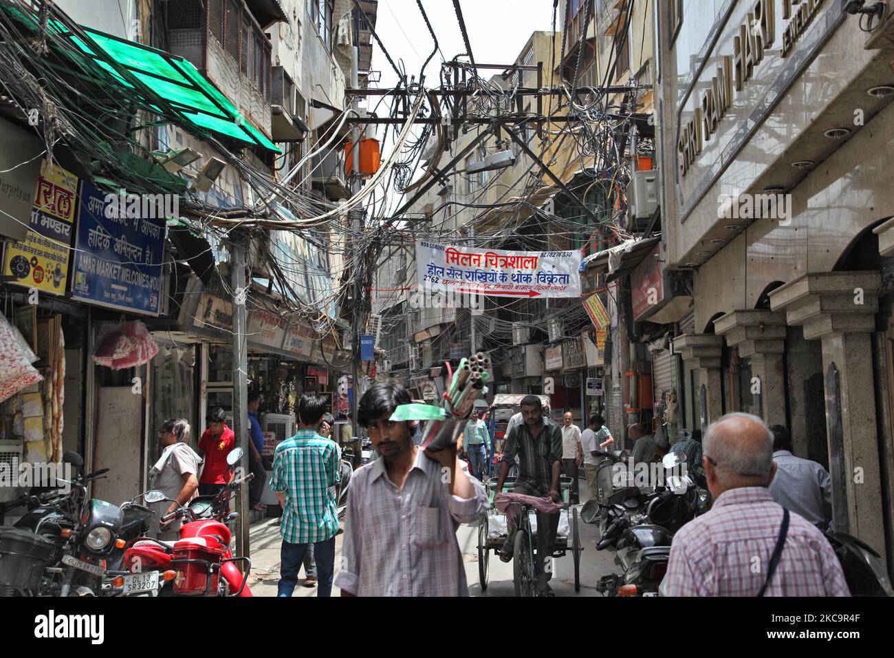 Traffico lungo una strada trafficata nel mercato Chandni Chowk nella vecchia Delhi, India. Chandni Chowk è il più grande mercato all'ingrosso dell'Asia. La leggenda vuole che l'imperatore Mughal Shah Jahan progettò Chandni Chowk nel 17th ° secolo in modo che sua figlia potesse acquistare per tutto ciò che voleva. Chandni Chowk, che significa piazza illuminata dalla luna o mercato rimane una delle zone più affollate, caotiche e famose della città. (Foto di Creative Touch Imaging Ltd./NurPhoto) Foto Stock