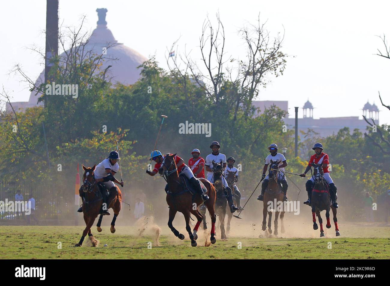 I giocatori delle squadre di Sona Polo e Piramal Carysil in azione durante la partita finale della Maharaja Sawai Bhawani Singh Cup 2021, al Polo Ground di Jaipur, Rajasthan, India, domenica, 21 febbraio 2021.(Foto di Vishal Bhatnagar/NurPhoto) Foto Stock