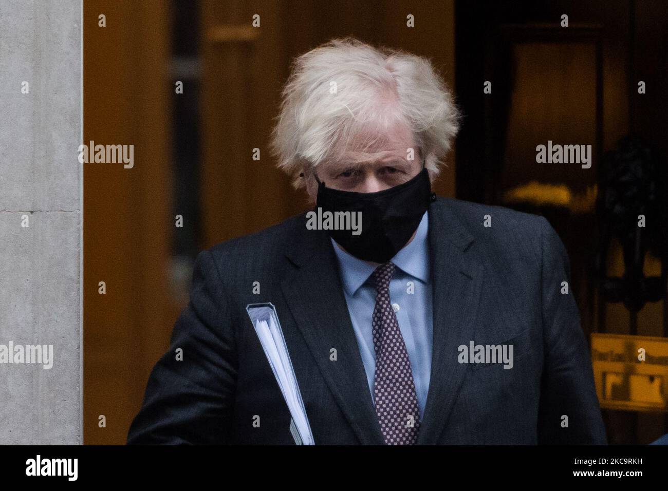 Il primo ministro britannico Boris Johnson lascia il 10 Downing Street affinché la Camera dei Comuni possa rilasciare una dichiarazione ai parlamentari che definisce la "tabella di marcia" per agevolare le restrizioni di blocco del coronavirus in Inghilterra, il 22 febbraio 2021 a Londra, Inghilterra. (Foto di Wiktor Szymanowicz/NurPhoto) Foto Stock