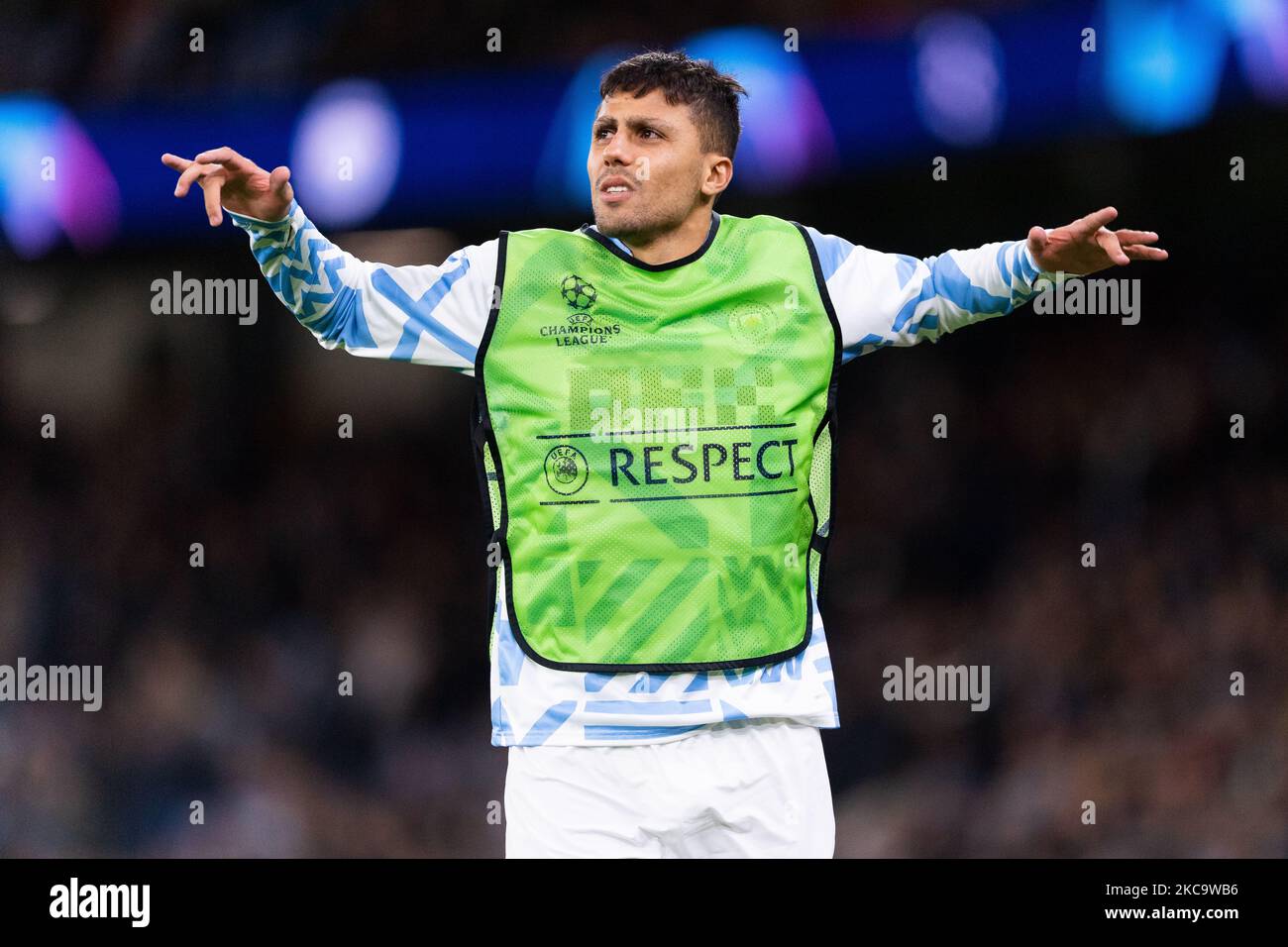 Manchester, UK. 2nd Nov, 2022. Rodrigo Hernández Cascante “Rodri” of Manchester City warms up during the UEFA Champions League football match (Group G - Matchday 6 of 6) between Manchester City and Sevilla FC at the Etihad Stadium in Manchester, England. (Will Palmer/SPP) Credit: SPP Sport Press Photo. /Alamy Live News Foto Stock
