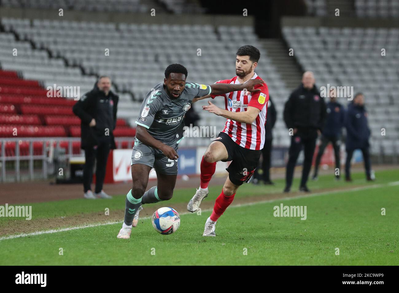 Shayden Morris di Fleetwood Town combatte con Jordan Jones di Sunderland durante la partita della Sky Bet League 1 tra Sunderland e Fleetwood Town allo Stadio di Light, Sunderland martedì 23rd febbraio 2021. (Foto di Mark Fletcher/MI News/NurPhoto) Foto Stock