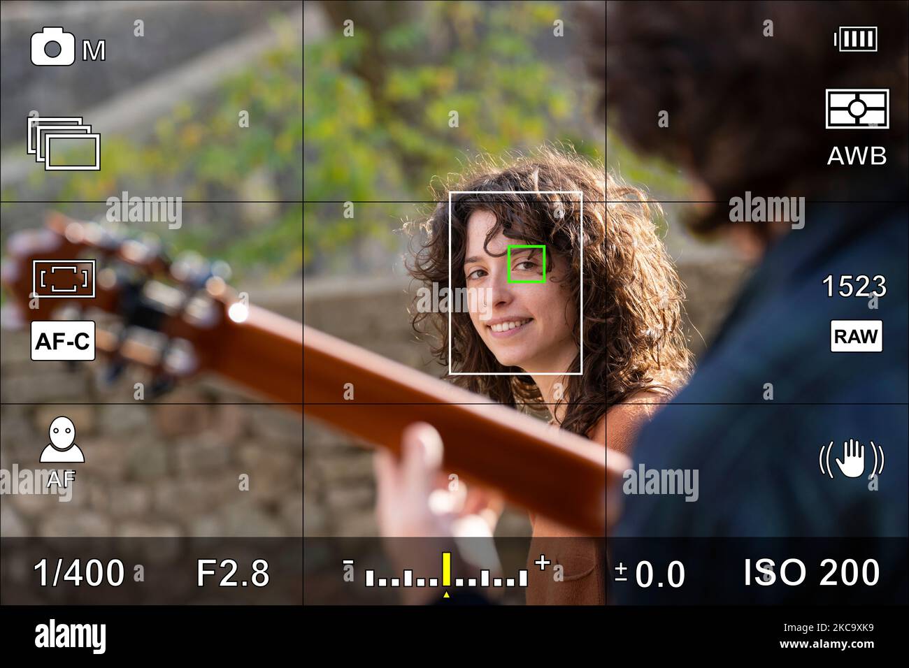 Schermo o mirino della fotocamera con le impostazioni fotografiche di una foto ritratto Foto Stock