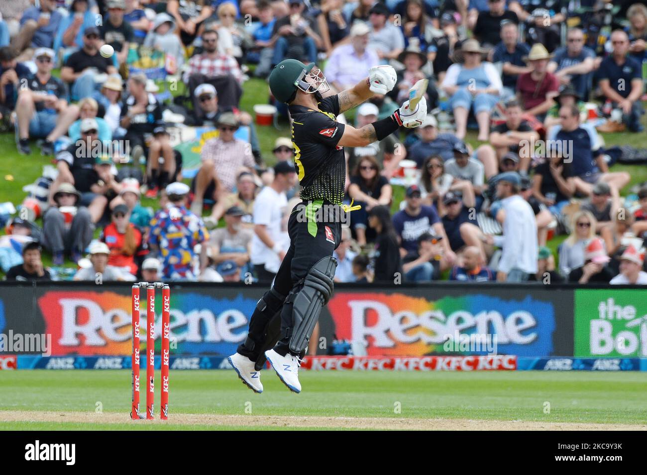 Matthew Wade di AustraliaÂ si schiaccia durante la seconda partita internazionale di cricket del Twenty20 tra la Nuova Zelanda e l'Australia all'Università ovale di Dunedin, Nuova Zelanda, il 25 febbraio 2021. (Foto di Sanka Vidanagama/NurPhoto) Foto Stock