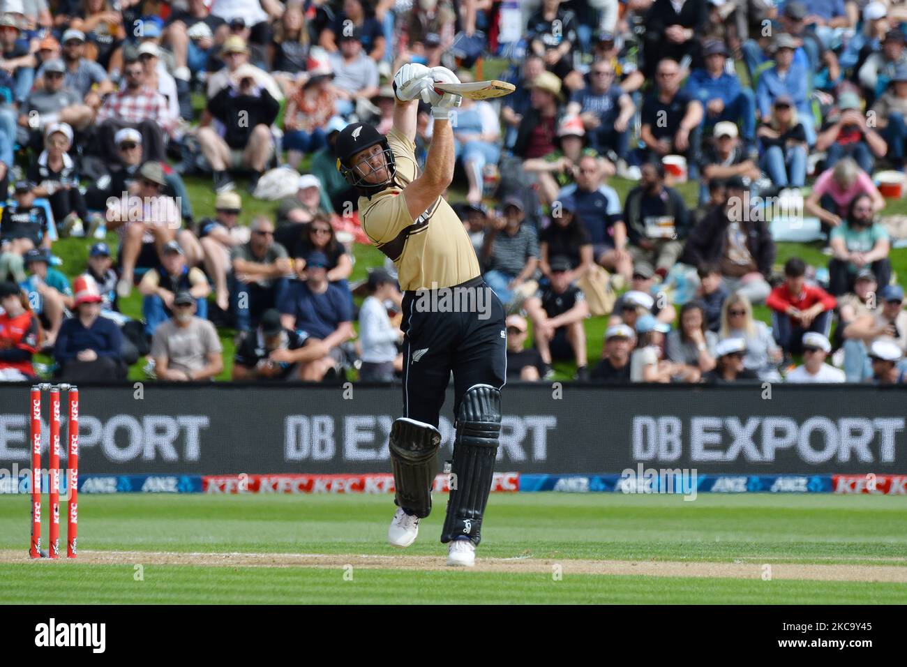 Martin Guptill della Nuova Zelanda si schiaccia durante la seconda partita internazionale di cricket del Twenty20 tra la Nuova Zelanda e l'Australia all'Università ovale di Dunedin, Nuova Zelanda, il 25 febbraio 2021. (Foto di Sanka Vidanagama/NurPhoto) Foto Stock