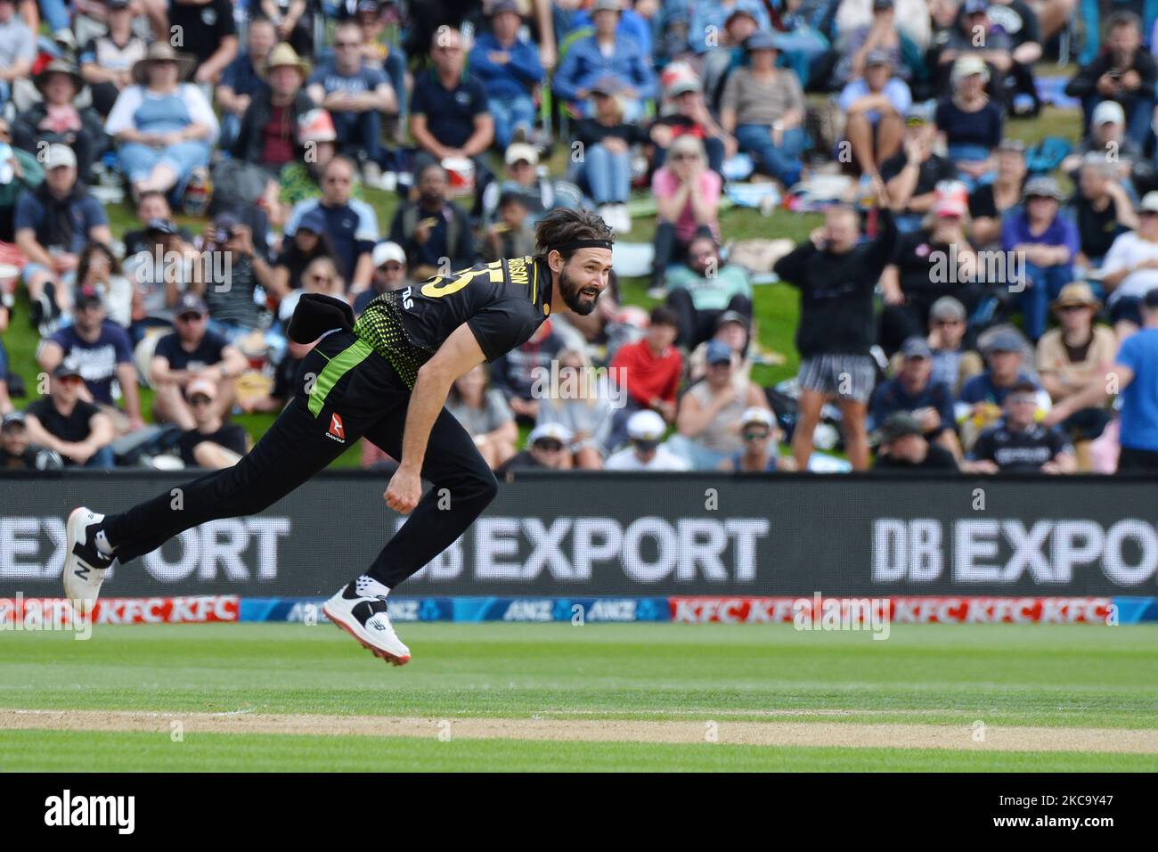 Kane Richardson dell'Australia consegna una palla durante la seconda partita internazionale di cricket del Twenty20 tra la Nuova Zelanda e l'Australia all'University Oval di Dunedin, Nuova Zelanda, il 25 febbraio 2021. (Foto di Sanka Vidanagama/NurPhoto) Foto Stock