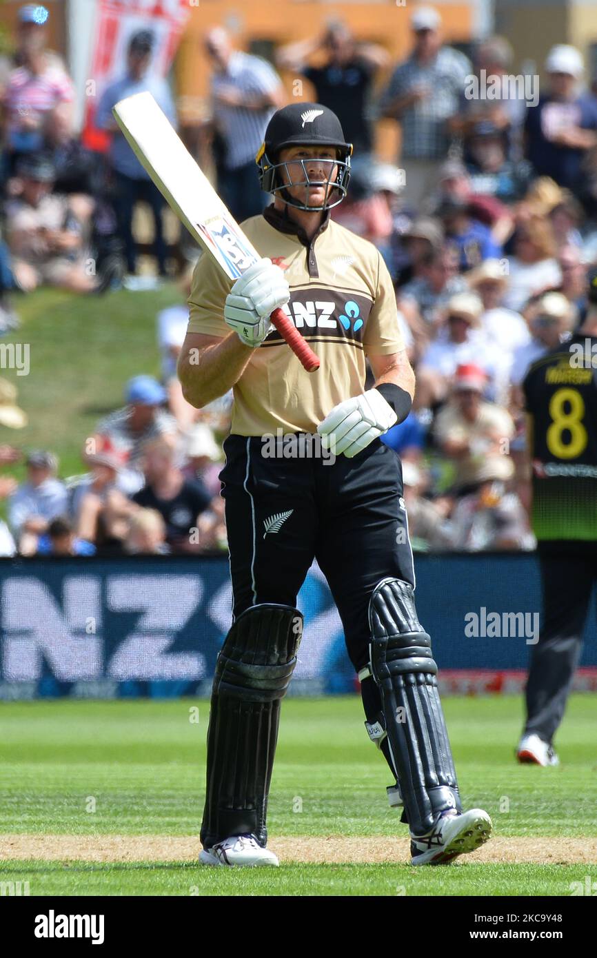 Martin Guptil, neozelandese, festeggia il suo mezzo secolo durante la seconda partita internazionale di cricket del Twenty20 tra la Nuova Zelanda e l'Australia all'University Oval di Dunedin, Nuova Zelanda, il 25 febbraio 2021. (Foto di Sanka Vidanagama/NurPhoto) Foto Stock