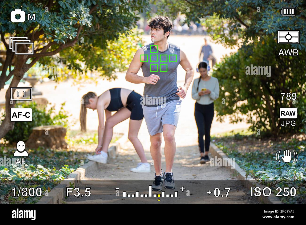 Schermo o mirino della fotocamera con le impostazioni fotografiche di una foto sportiva Foto Stock