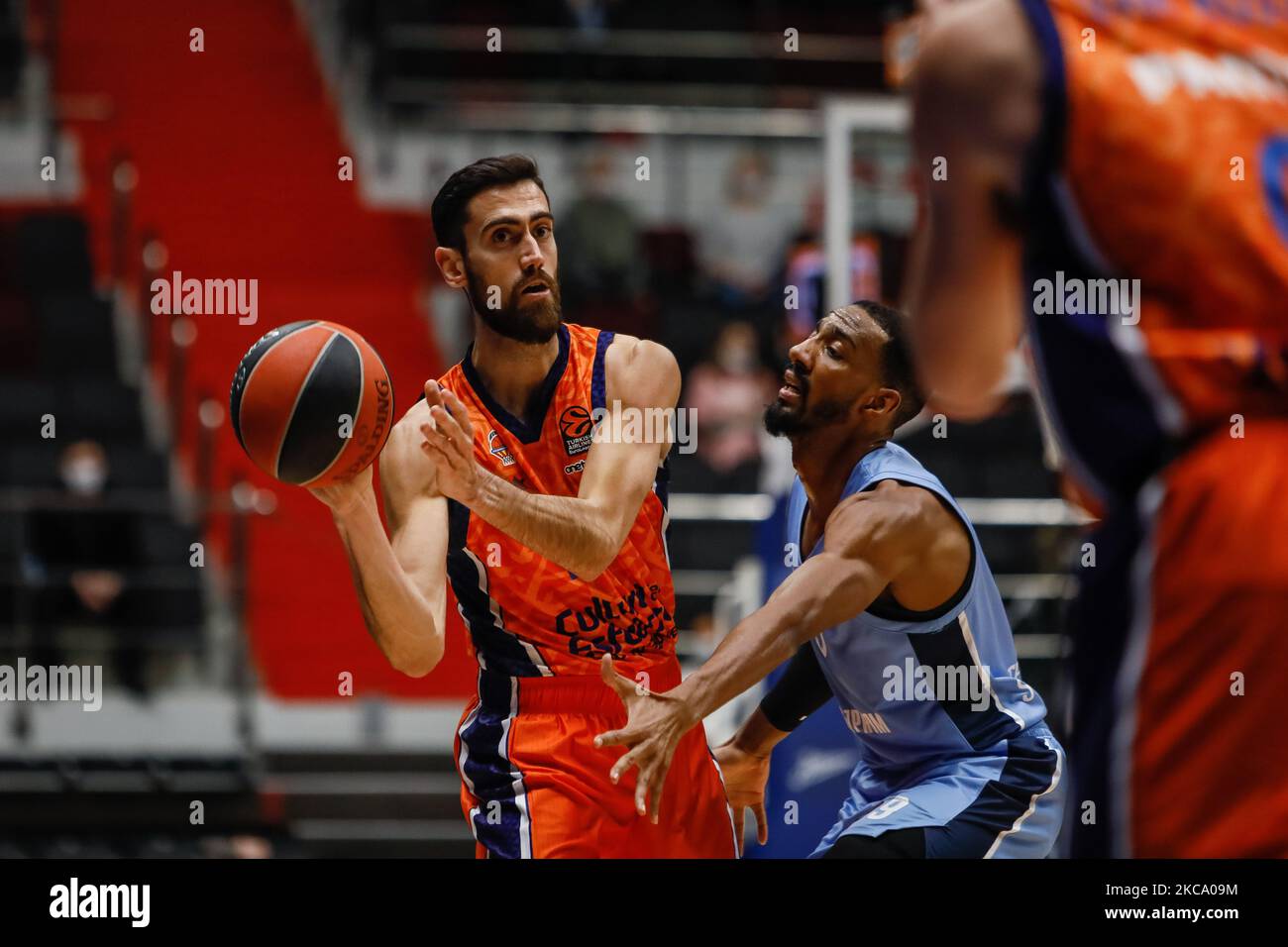 Joan Sastre (L) di Valencia in azione contro Austin Hollins di Zenit San Pietroburgo durante la partita di pallacanestro Eurolega tra Zenit San Pietroburgo e Valencia Basket il 25 febbraio 2021 alla Sibur Arena di San Pietroburgo, Russia. (Foto di Mike Kireev/NurPhoto) Foto Stock