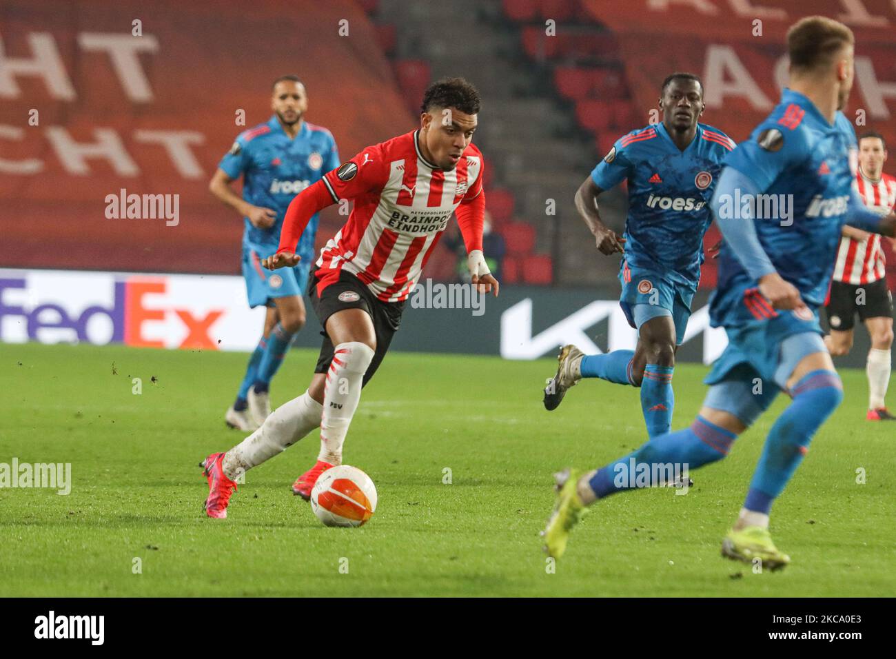 Donyell Malen n. 9 del PSV in azione con la palla durante la partita della UEFA Europa League Round of 32 tra PSV Eindhoven e Olympiakos Pireo il 25 febbraio 2021 a Eindhoven, Paesi Bassi. Durante la partita della UEFA Europa League 32 tra il PSV Eindhoven e l'Olympiakos Piraeus il 25 febbraio 2021 a Eindhoven, Paesi Bassi. (Foto di Nicolas Economou/NurPhoto) Foto Stock