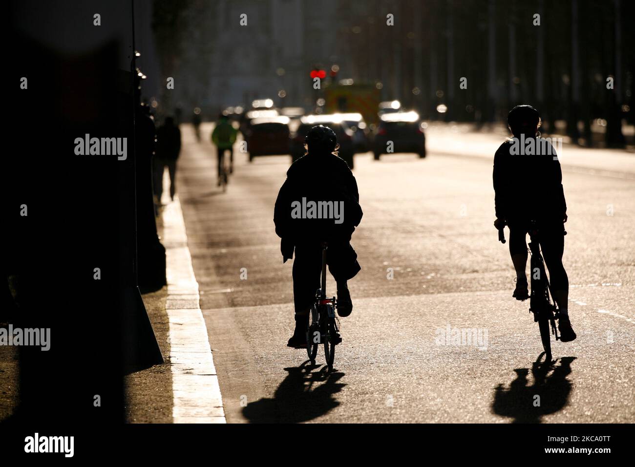 I ciclisti si fermeranno lungo il Mall in un clima mite primaverile a Londra, Inghilterra, il 26 febbraio 2021. (Foto di David Cliff/NurPhoto) Foto Stock