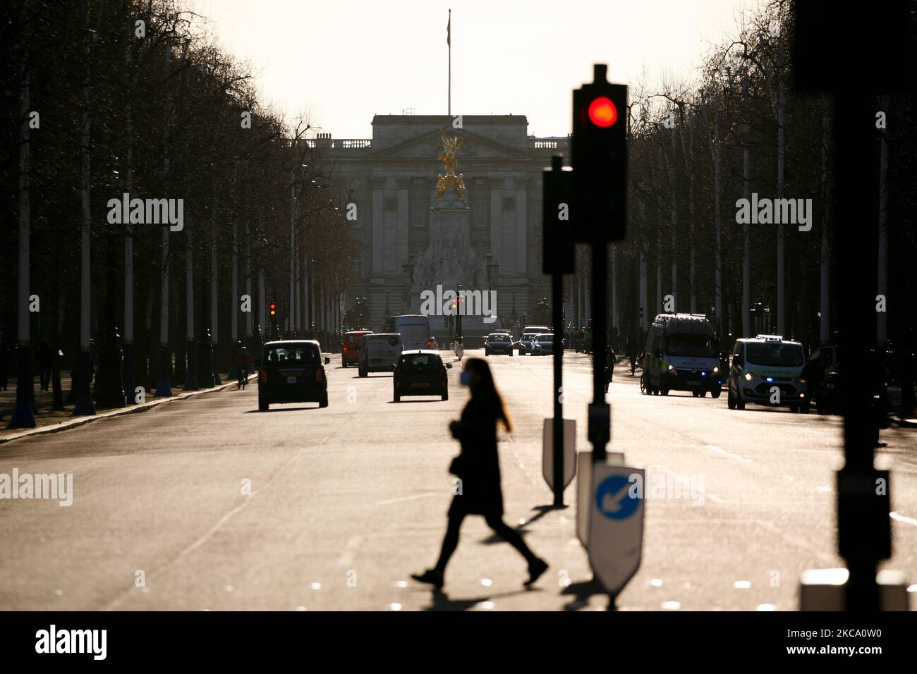 Il traffico vialeggia lungo il Mall di fronte a Buckingham Palace in un clima mite primaverile a Londra, Inghilterra, il 26 febbraio 2021. (Foto di David Cliff/NurPhoto) Foto Stock