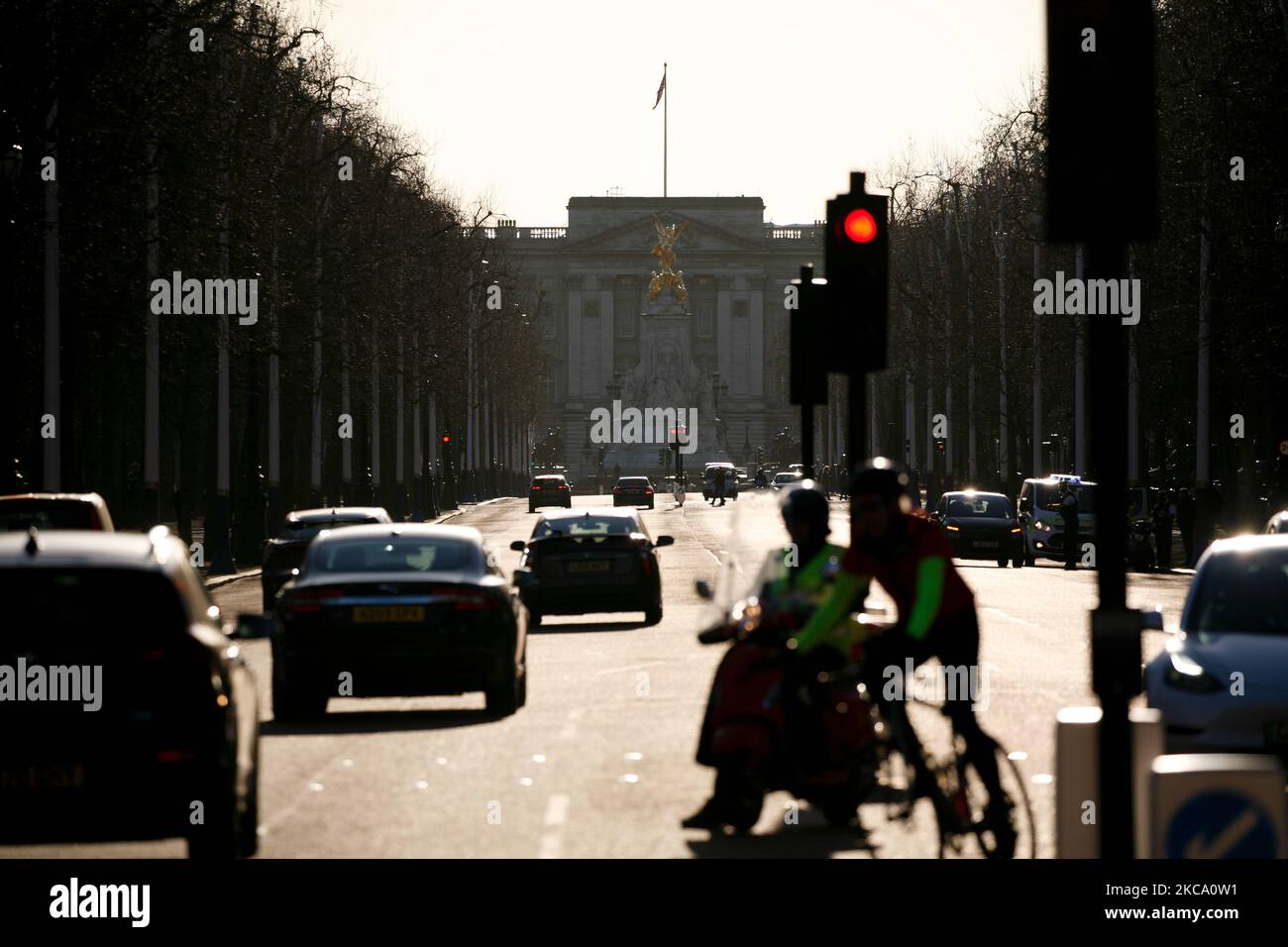 Il traffico vialeggia lungo il Mall di fronte a Buckingham Palace in un clima mite primaverile a Londra, Inghilterra, il 26 febbraio 2021. (Foto di David Cliff/NurPhoto) Foto Stock