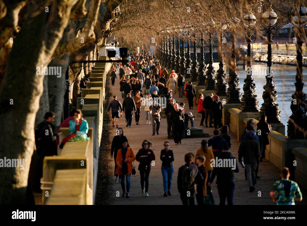 La gente cammina lungo la South Bank in un clima mite primaverile a Londra, Inghilterra, il 26 febbraio 2021. (Foto di David Cliff/NurPhoto) Foto Stock