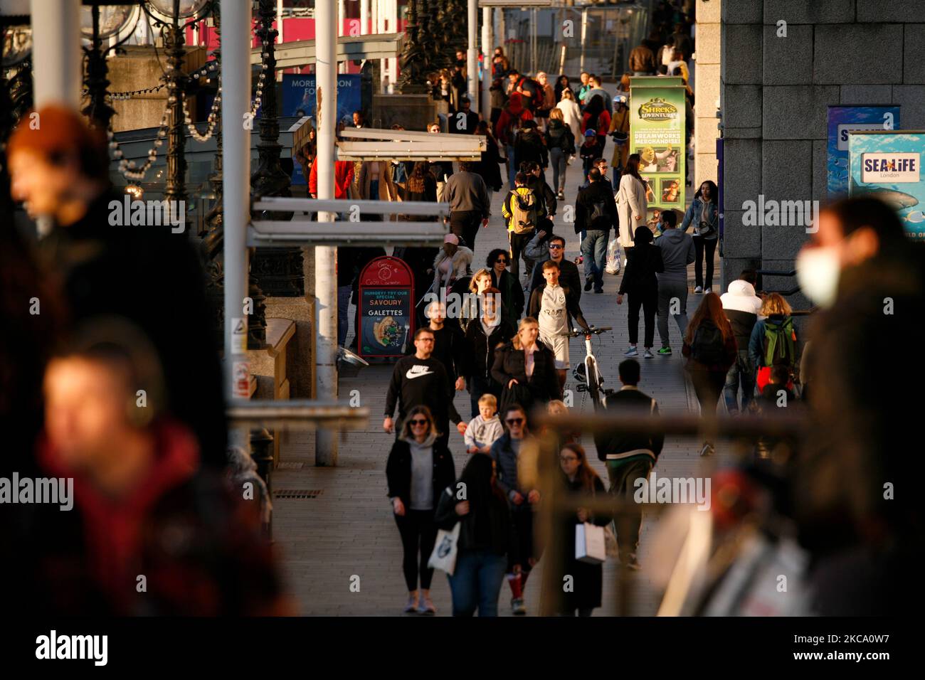 La gente cammina lungo la South Bank in un clima mite primaverile a Londra, Inghilterra, il 26 febbraio 2021. (Foto di David Cliff/NurPhoto) Foto Stock
