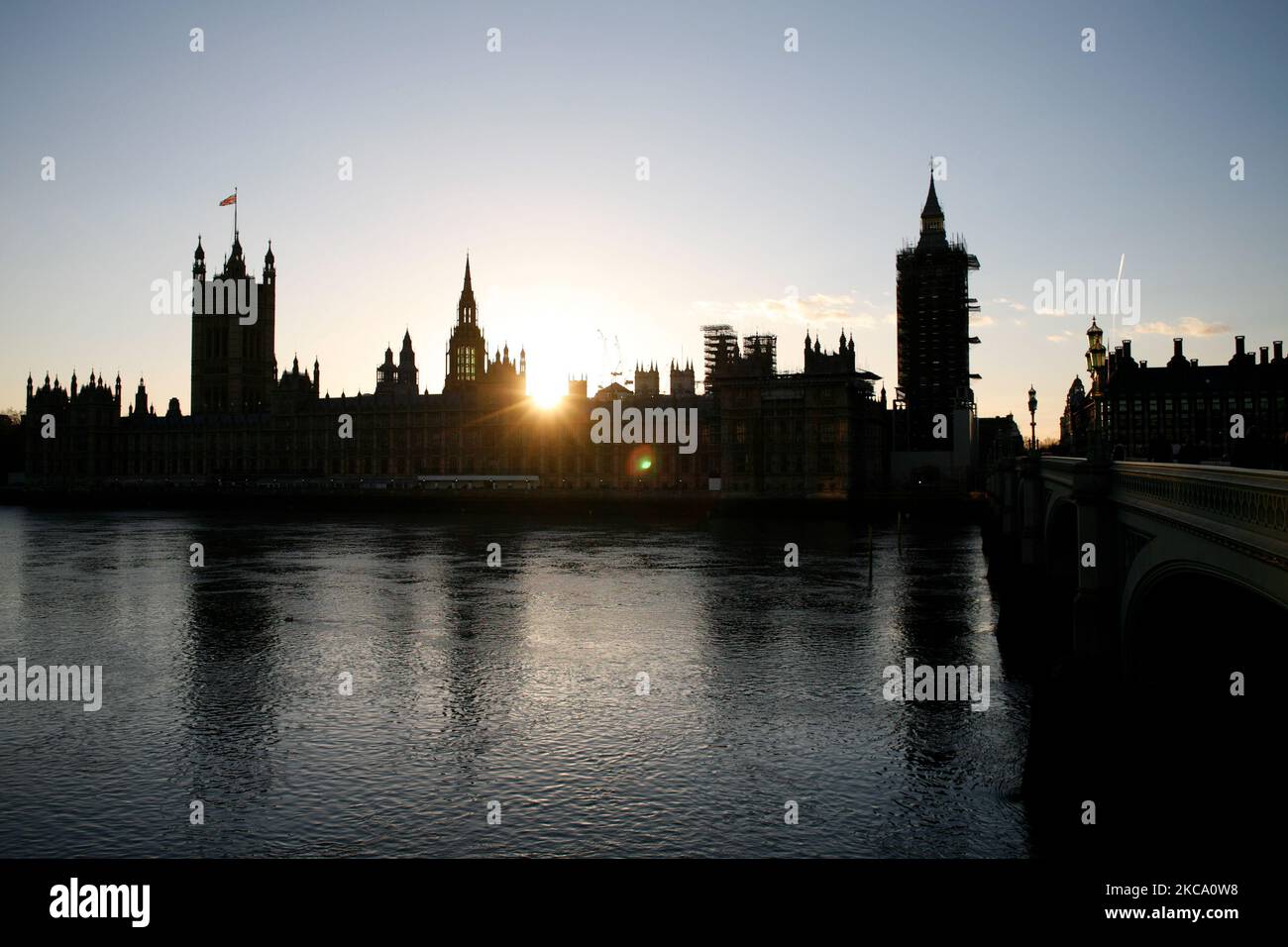 Il sole tramonta dietro le Camere del Parlamento alla fine di un mite pomeriggio primaverile a Londra, in Inghilterra, il 26 febbraio 2021. (Foto di David Cliff/NurPhoto) Foto Stock