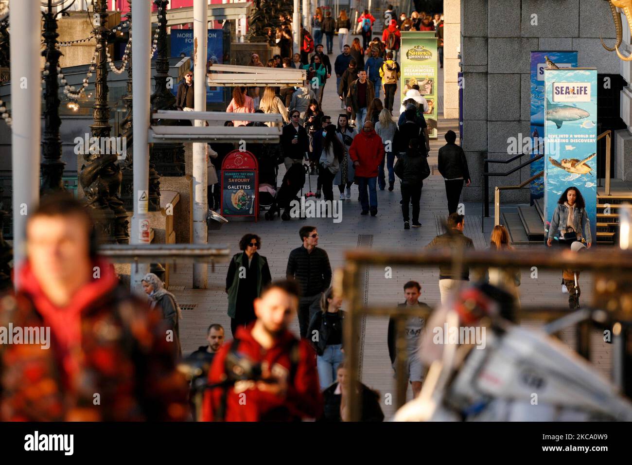 La gente cammina lungo la South Bank in un clima mite primaverile a Londra, Inghilterra, il 26 febbraio 2021. (Foto di David Cliff/NurPhoto) Foto Stock