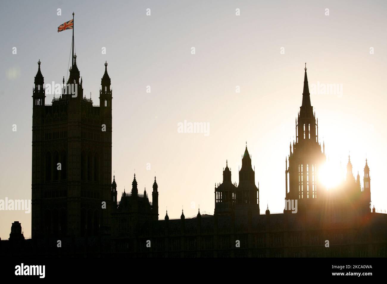 Il sole tramonta dietro le Camere del Parlamento alla fine di un mite pomeriggio primaverile a Londra, in Inghilterra, il 26 febbraio 2021. (Foto di David Cliff/NurPhoto) Foto Stock