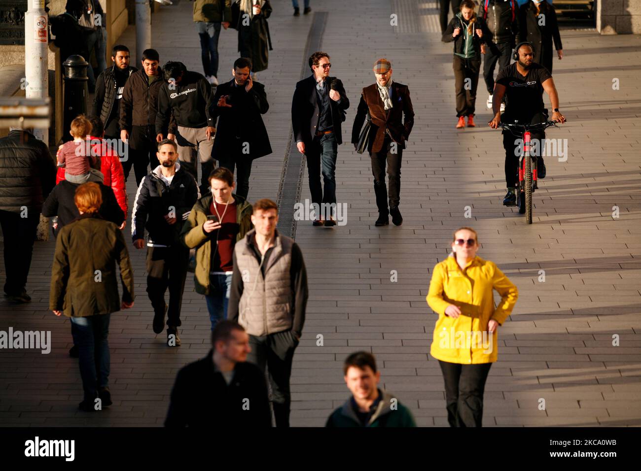 La gente cammina lungo la South Bank in un clima mite primaverile a Londra, Inghilterra, il 26 febbraio 2021. (Foto di David Cliff/NurPhoto) Foto Stock