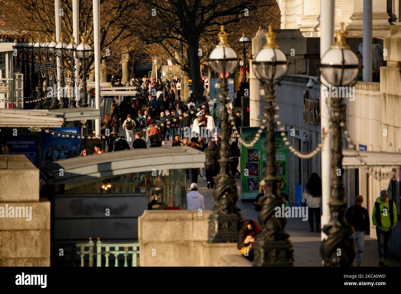 La gente cammina lungo la South Bank in un clima mite primaverile a Londra, Inghilterra, il 26 febbraio 2021. (Foto di David Cliff/NurPhoto) Foto Stock