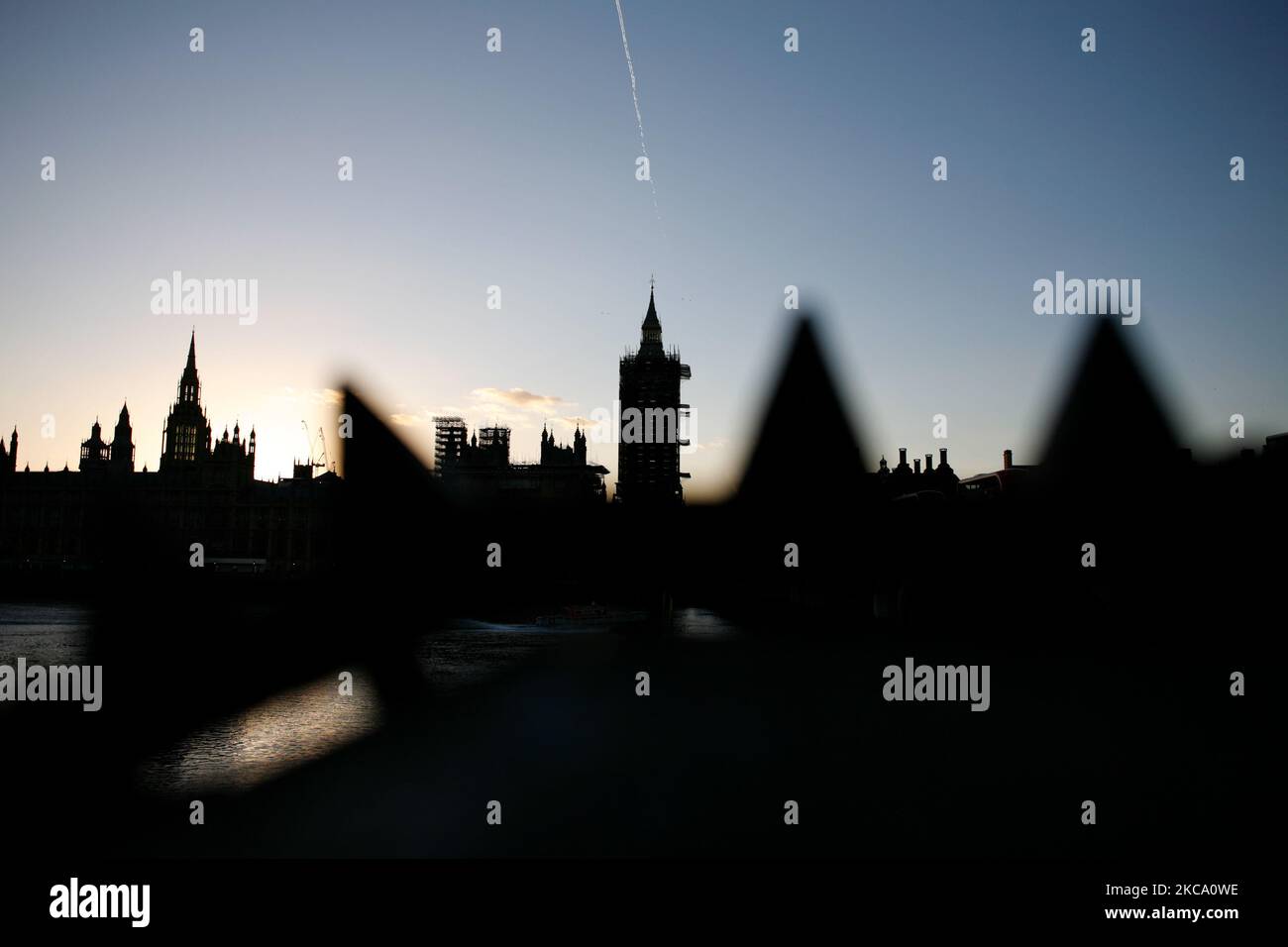 Il sole tramonta dietro le Camere del Parlamento alla fine di un mite pomeriggio primaverile a Londra, in Inghilterra, il 26 febbraio 2021. (Foto di David Cliff/NurPhoto) Foto Stock