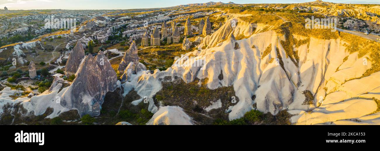 Vista panoramica sui monti vulcanici, le formazioni rocciose, chiamata Valle dell'Amore in Cappadocia, la regione centrale dell'Anatolia in Turchia. Foto di alta qualità Foto Stock