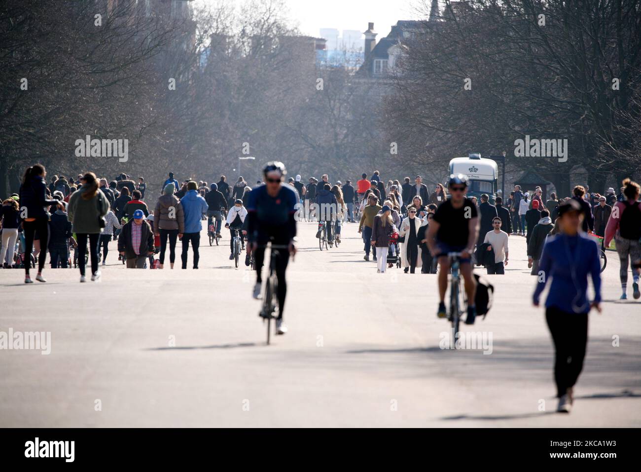 La gente gode del sole primaverile nei Kensington Gardens a Londra, in Inghilterra, il 27 febbraio 2021. (Foto di David Cliff/NurPhoto) Foto Stock