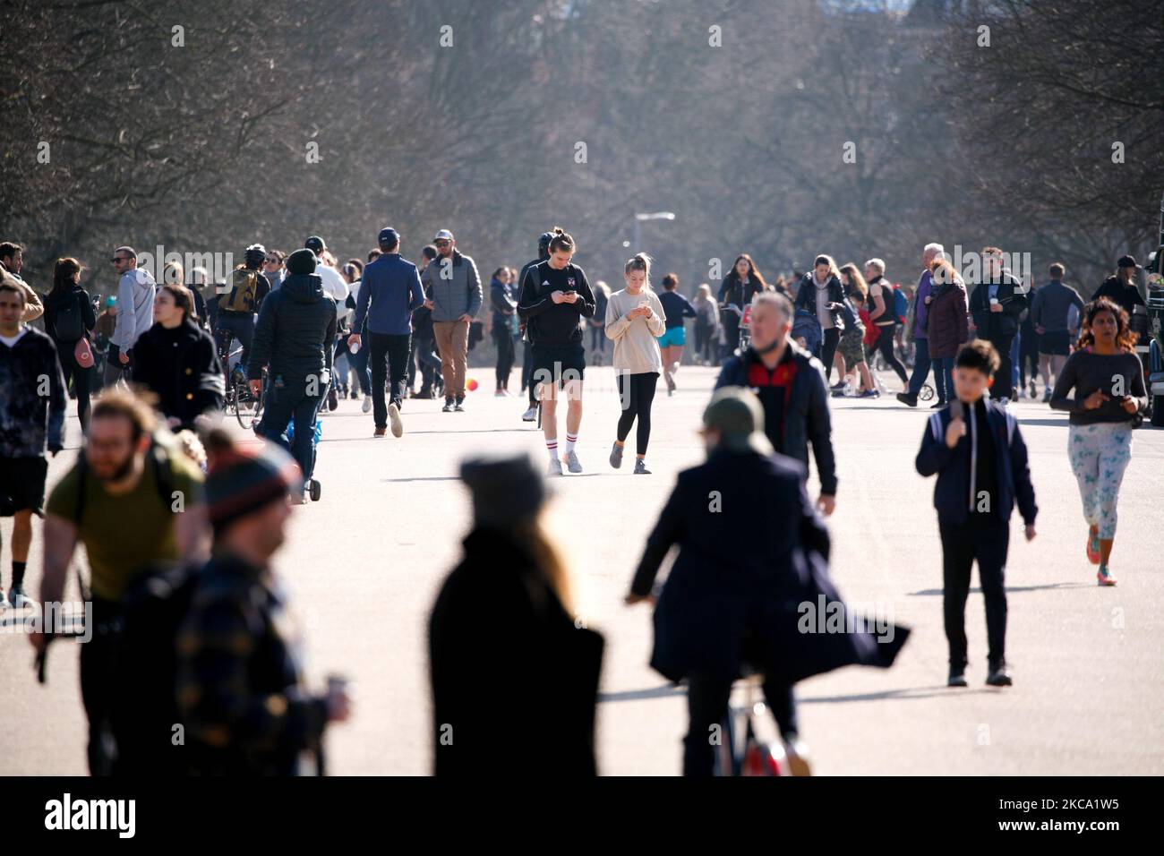 La gente gode del sole primaverile nei Kensington Gardens a Londra, in Inghilterra, il 27 febbraio 2021. (Foto di David Cliff/NurPhoto) Foto Stock
