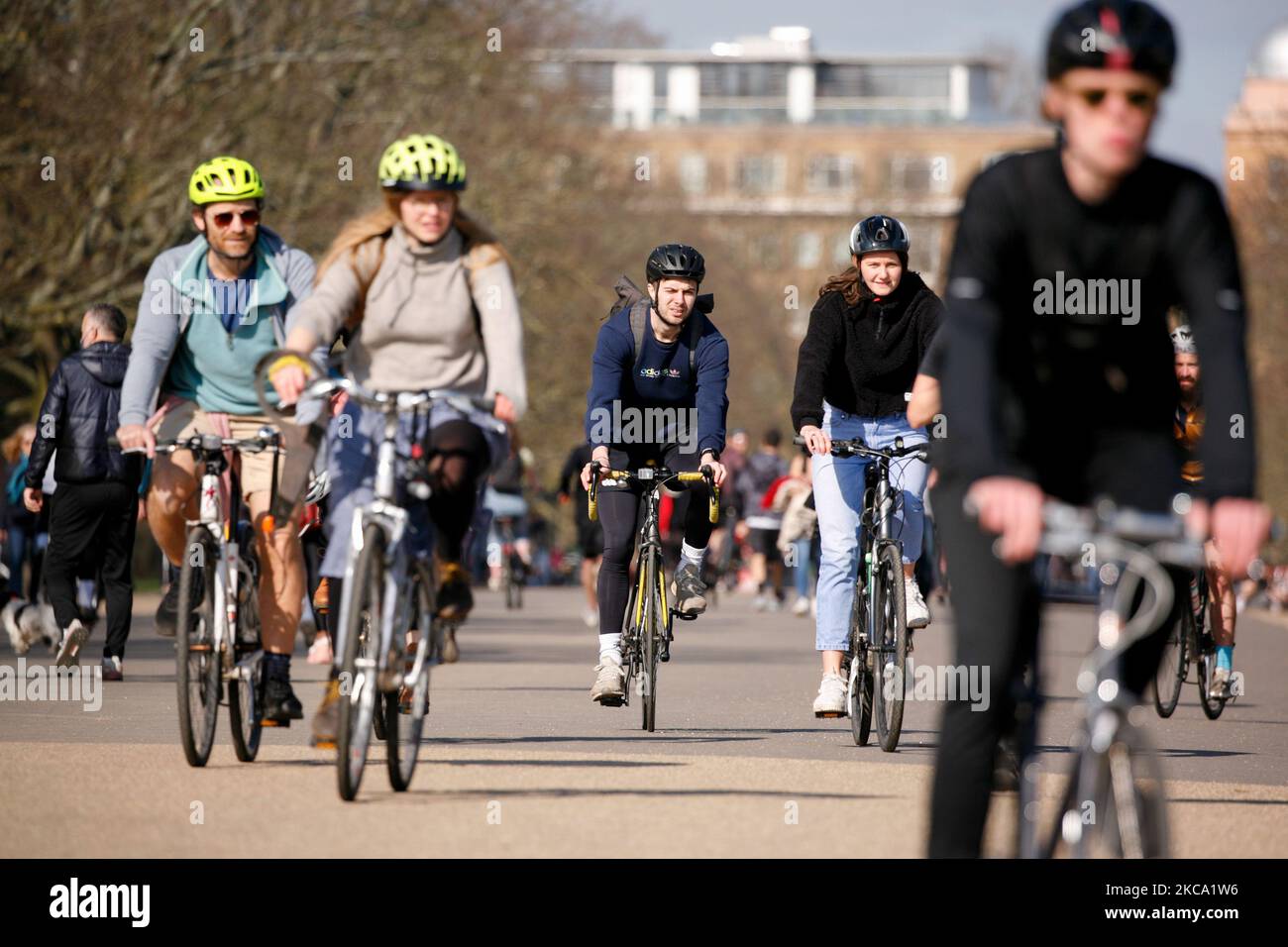 I ciclisti passano attraverso il sole primaverile nei Kensington Gardens di Londra, Inghilterra, il 27 febbraio 2021. (Foto di David Cliff/NurPhoto) Foto Stock