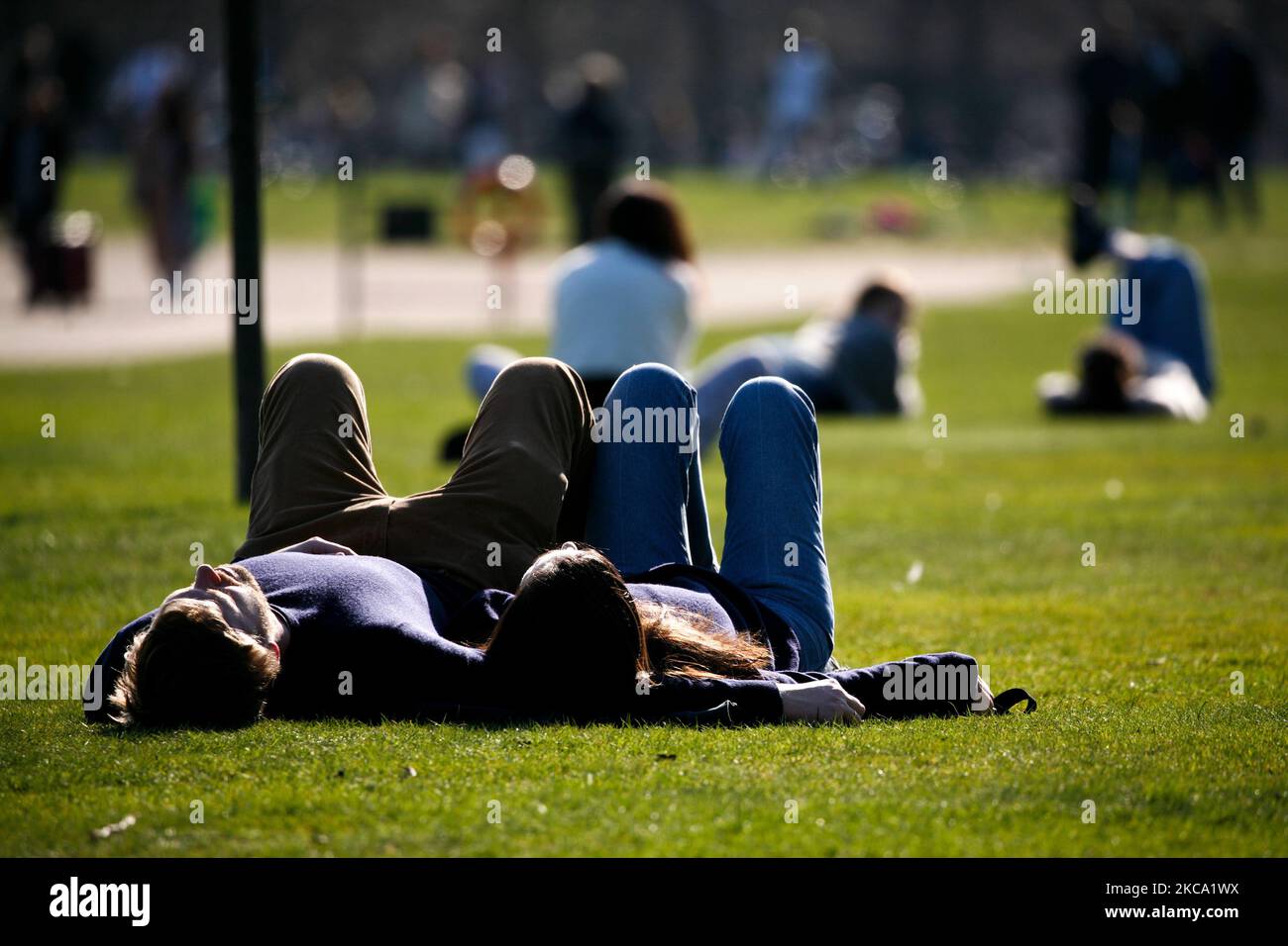 La gente si rilassa sotto il sole primaverile nei Kensington Gardens a Londra, in Inghilterra, il 27 febbraio 2021. (Foto di David Cliff/NurPhoto) Foto Stock