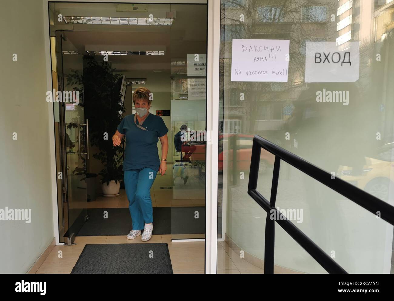 Lavoratore ospedaliero accanto al cartello 'No Vaccines here' all'ospedale Pirogov dopo che la campagna di immunizzazione si era interrotta a causa della mancanza di vaccini a Sofia, Bulgaria 27 febbraio 2021 (Foto di Georgi Paleykov/NurPhoto) Foto Stock