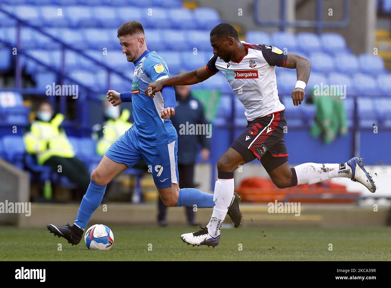 Barrow Scott Quigley combatte con Boltons Ricardo Santos durante la partita della Sky Bet League 2 tra Bolton Wanderers e Barrow allo stadio Reebok di Bolton sabato 27th febbraio 2021. (Foto di Chris Donnelly/MI News/NurPhoto) Foto Stock