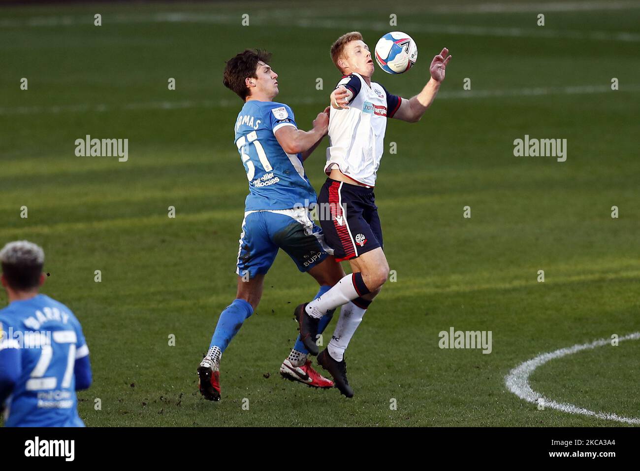 Boltons Eoin Doyle tiene fuori Barrows Bobby Thomas durante la partita della Sky Bet League 2 tra Bolton Wanderers e Barrow al Reebok Stadium, Bolton Sabato 27th Febbraio 2021. (Foto di Chris Donnelly/MI News/NurPhoto) Foto Stock