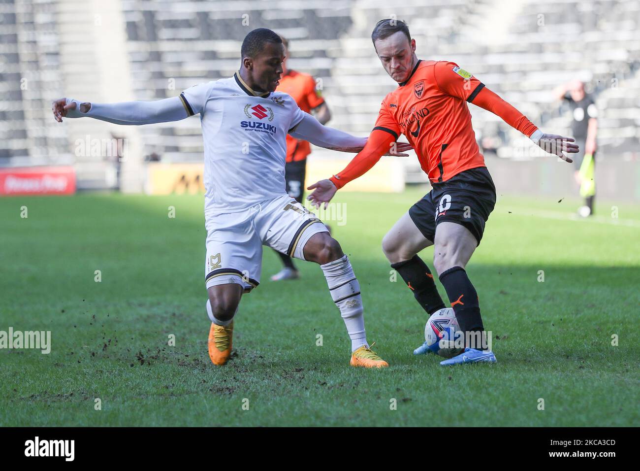 Mark Sykes di Oxford United è sfidato da Milton Keynes Dons Ethan Laird durante la prima metà della Sky Bet League One match tra MK Dons e Oxford United allo stadio MK di Milton Keynes sabato 27th febbraio 2021. (Foto di John Cripps/MI News/NurPhoto) Foto Stock