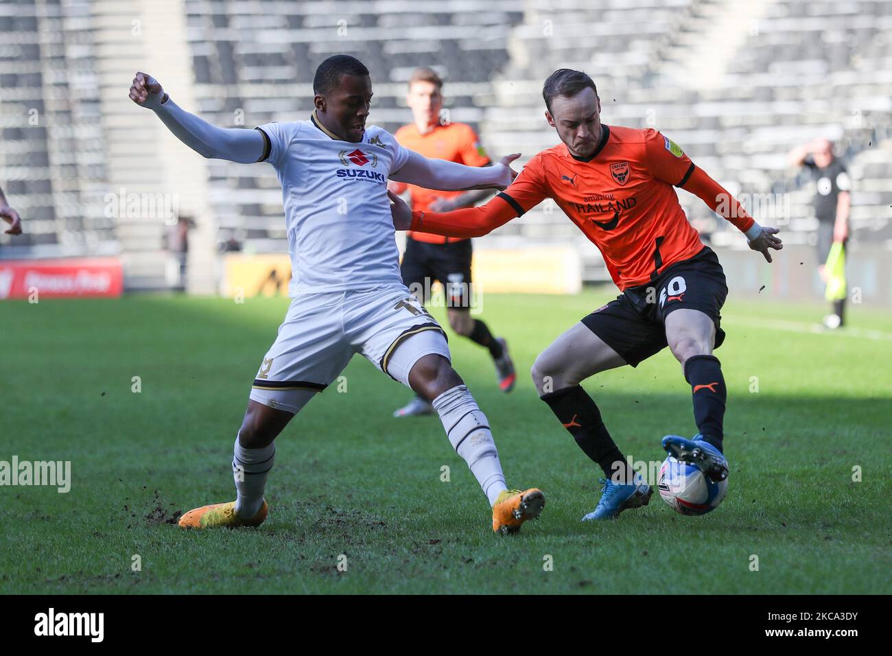 Mark Sykes di Oxford United è sfidato da Milton Keynes Dons Ethan Laird durante la prima metà della Sky Bet League One match tra MK Dons e Oxford United allo stadio MK di Milton Keynes sabato 27th febbraio 2021. (Foto di John Cripps/MI News/NurPhoto) Foto Stock