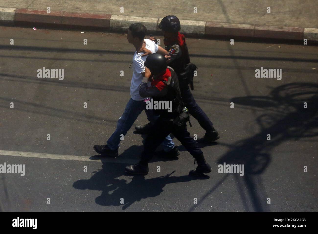 Un manifestante è detenuto dalla polizia antisommossa durante una violenta repressione delle manifestazioni contro il colpo di stato militare a Yangon, Myanmar, il 28 febbraio 2021. (Foto di Myat Thu Kyaw/NurPhoto) Foto Stock