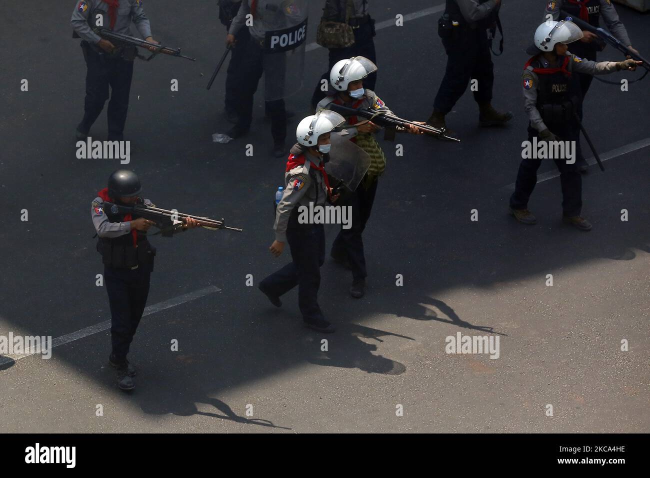 La polizia antisommossa mira le armi contro i manifestanti durante un violento giro di vite sulle manifestazioni contro il golpe militare a Yangon, Myanmar, il 28 febbraio 2021. (Foto di Myat Thu Kyaw/NurPhoto) Foto Stock